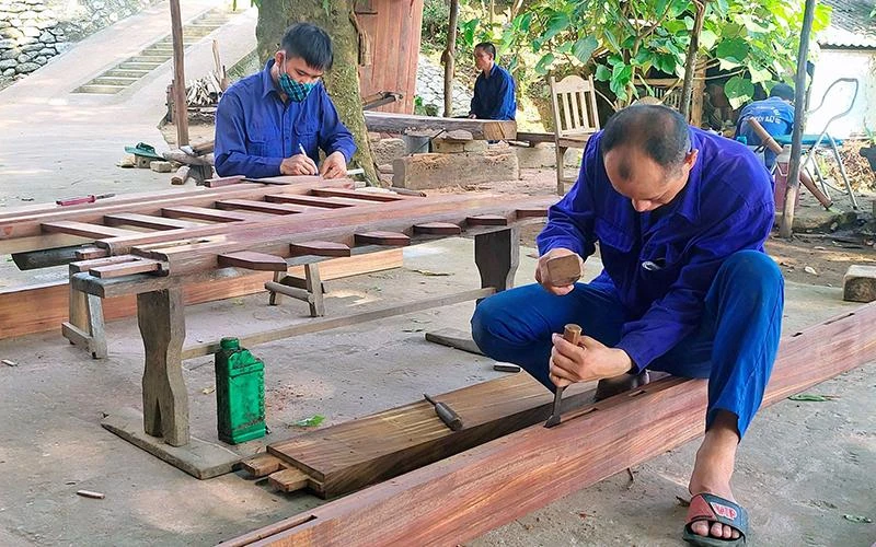 Học viên cơ sở cai nghiện Thác Bà lao động trong thời gian cai nghiện.