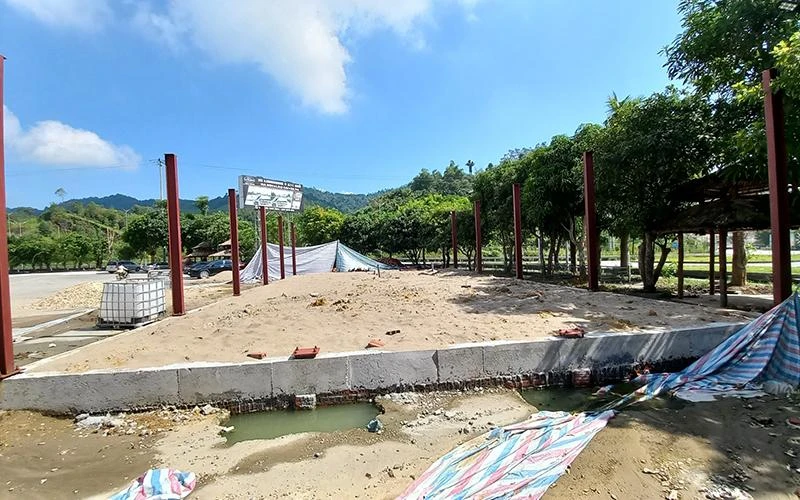 Công trình trái phép xây dựng trên đất hành lang giao thông quốc lộ 70B và đường cao tốc Nội Bài-Lào Cai.
