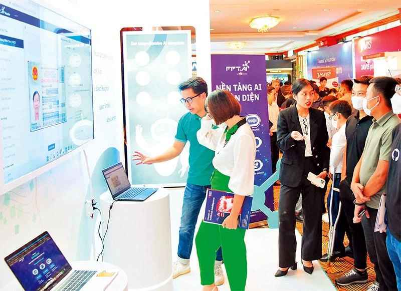 Khách hàng trải nghiệm công nghệ AI của FPT tại Ngày hội Trí tuệ nhân tạo Việt Nam năm 2022.Ảnh: Lê Thủy