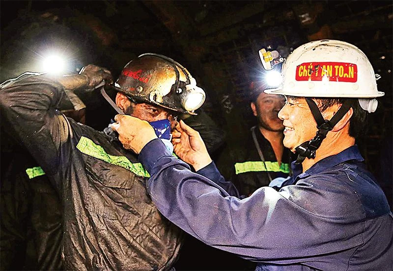 Chủ tịch Công đoàn Tập đoàn công nghiệp Than-Khoáng sản Việt Nam Lê Thanh Xuân trao khẩu trang phòng bụi tặng người lao động Công ty Than Nam Mẫu.Ảnh: Quốc Khương