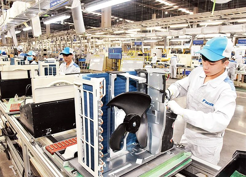  Công nhân Công ty cổ phần Daikin Việt Nam lắp ráp máy điều hòa. Ảnh: ĐẶNG MINH