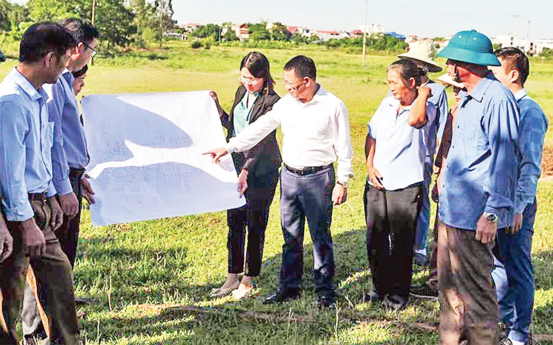 Lãnh đạo UBND huyện Mê Linh trao đổi về công tác giải phóng mặt bằng phục vụ triển khai dự án đường Vành đai 4-Vùng Thủ đô. (Ảnh CÔNG THỌ)
