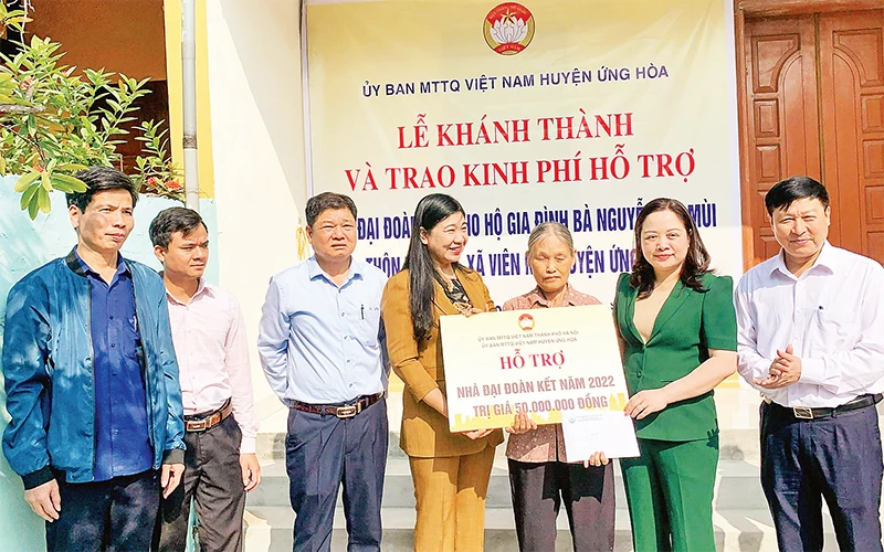 Lãnh đạo Ủy ban MTTQ thành phố Hà Nội cùng cán bộ huyện Ứng Hòa trao kinh phí hỗ trợ xây nhà đại đoàn kết cho bà Nguyễn Thị Mùi, xã Viên Nội. (Ảnh NGUYỄN PHƯỢNG)