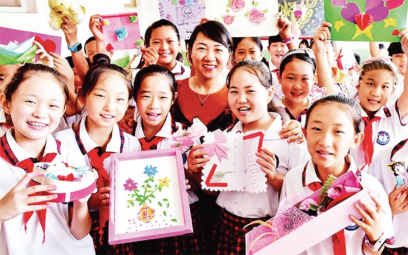 Học sinh tri ân cô giáo nhân Ngày Nhà giáo Việt Nam 20/11. (Ảnh THU NGA)