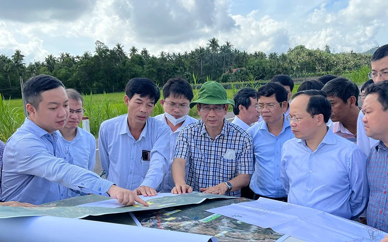 Đại diện các đơn vị thuộc Bộ Giao thông vận tải và tỉnh Phú Yên kiểm tra hướng tuyến đường bộ cao tốc bắc-nam đi qua.