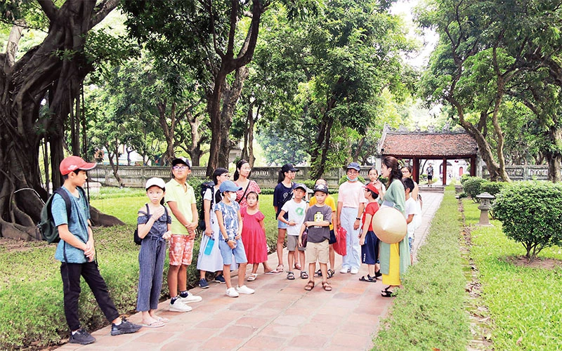 Học sinh Thủ đô tham gia các hoạt động giáo dục kết hợp tham quan, trải nghiệm tại di tích Văn Miếu - Quốc Tử Giám.