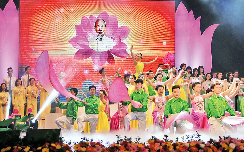 “Ý Đảng, lòng dân” được kết tinh trong những chương trình nghệ thuật lớn mừng xuân. Ảnh: Anh Sơn