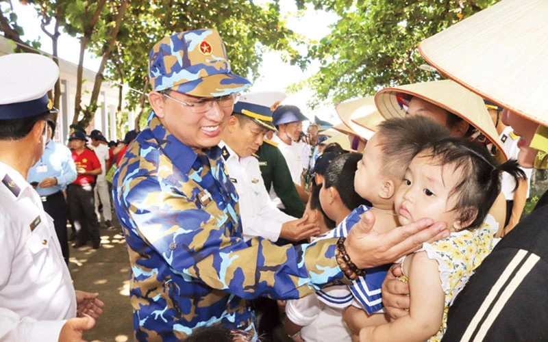 Đồng chí Nguyễn Hải Ninh (bên trái) thăm huyện đảo Trường Sa tháng 4/2022. Nguồn: Báo Khánh Hòa