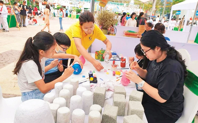 Trải nghiệm với những sản phẩm tái chế ở Green Life Hạ Long.