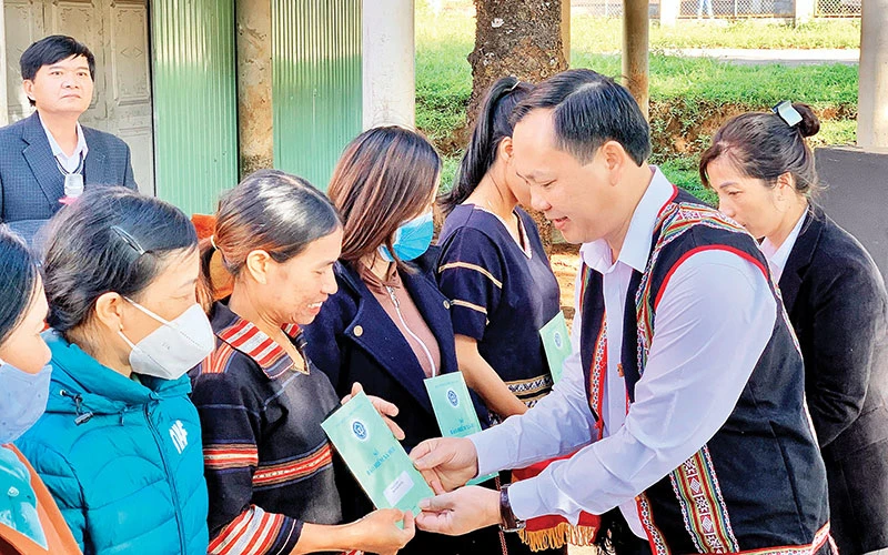 Trao sổ BHXH, thẻ BHYT đến bà con xã Biển Hồ (thành phố Pleiku, tỉnh Gia Lai). Ảnh: Như Nguyện