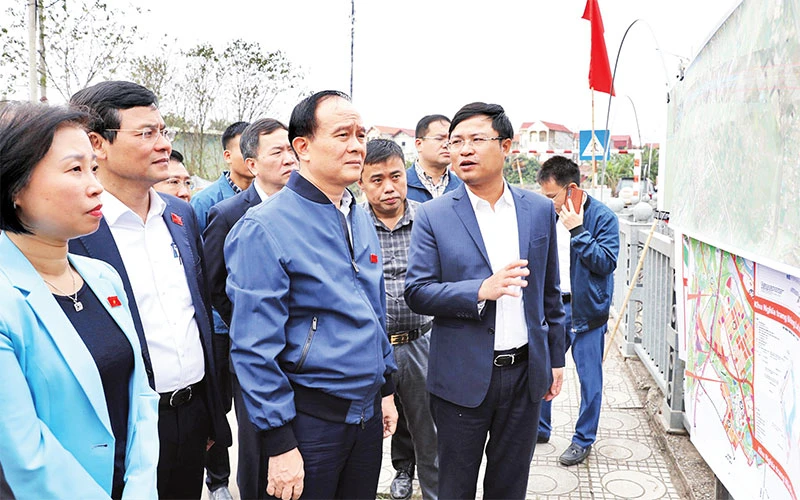 Chủ tịch HĐND thành phố Nguyễn Ngọc Tuấn và đoàn công tác khảo sát tình hình, tiến độ triển khai Dự án đầu tư xây dựng đường Vành đai 4-Vùng Thủ đô tại khu vực nút giao giữa đường Vành đai 4 và trục Tây Thăng Long. (Ảnh GIA HUY)