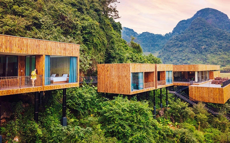 Khu lưu trú Tú Làn Lodge được thiết kế theo mô hình nhà nổi Tân Hóa để phục vụ khách du lịch trong mùa lũ.