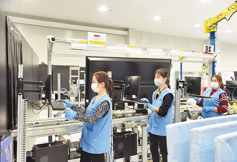 Công nhân Công ty TNHH Competition Team Technology ( Việt Nam ) tại Quảng Ninh lắp ráp linh kiện điên tử.Ảnh | TRẦN HẢI