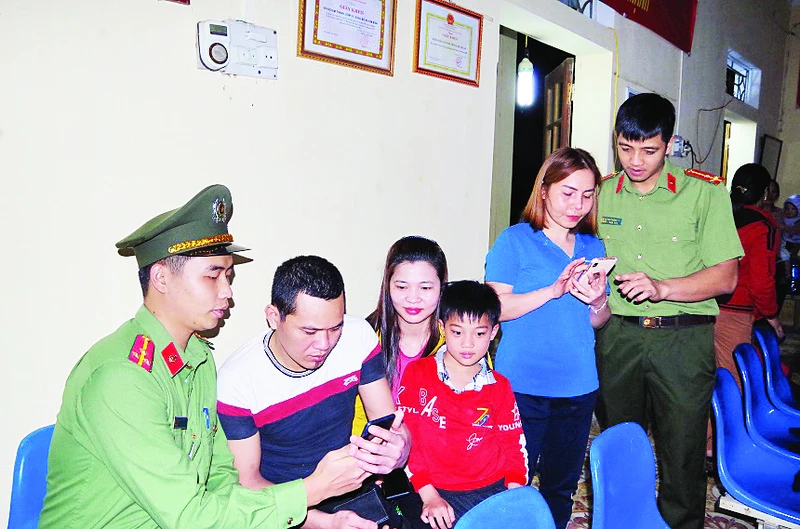 Công an thành phố Phủ Lý hướng dẫn người dân kích hoạt tài khoản định danh điện tử.