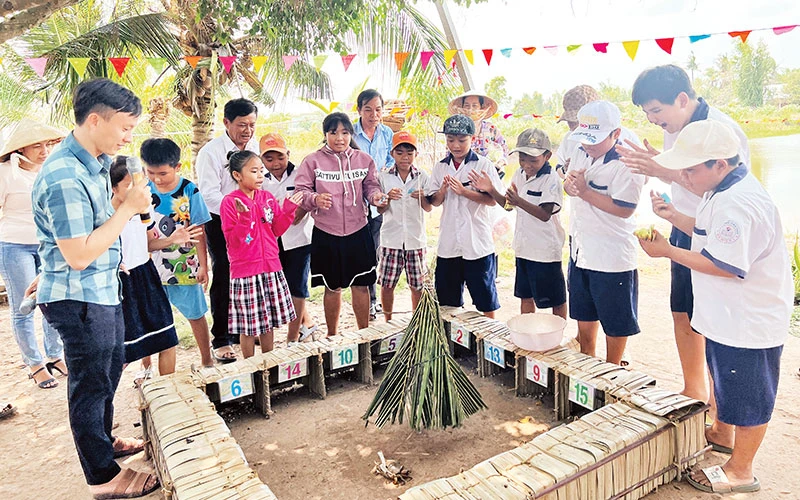 Khách tham quan vui chơi tại Hợp tác xã nông nghiệp-du lịch An Hiệp.