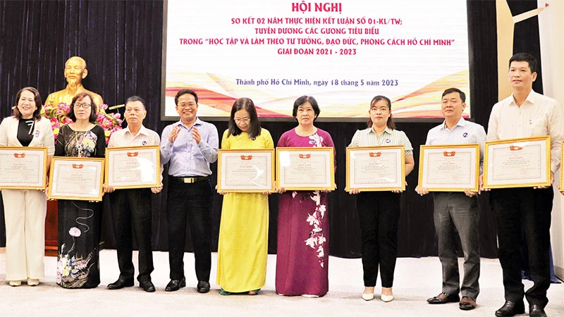 Mặt trận Tổ quốc Thành phố Hồ Chí Minh tuyên dương các cá nhân có thành tích tốt trong học tập và làm theo tư tưởng, đạo đức, phong cách Hồ Chí Minh.