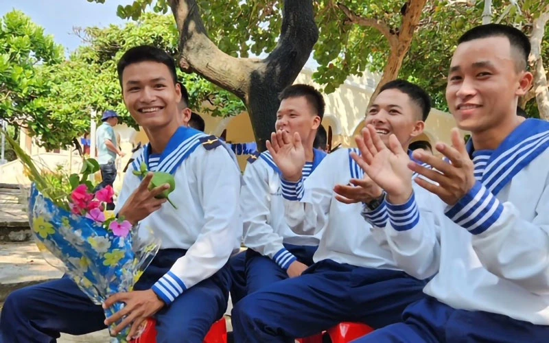 Nụ cười chiến sĩ Trường Sa.