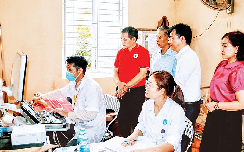 Siêu âm, kiểm tra sức khỏe cho các đối tượng chính sách. (Ảnh NGÔ QUANG DŨNG) 