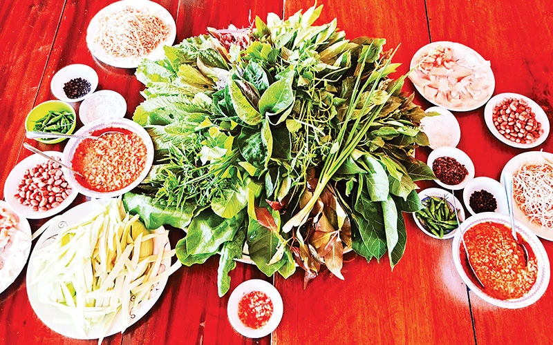Mẹt gỏi lá.