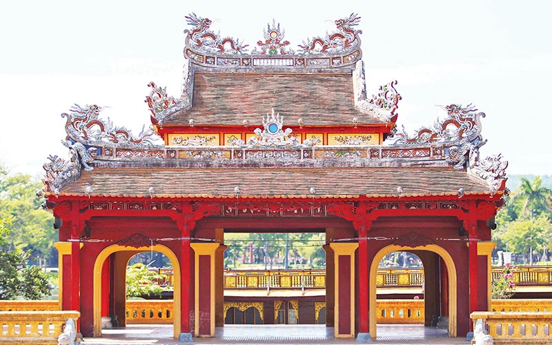 Kiểu thức “Lưỡng Long chầu nhật” trên đỉnh mái.