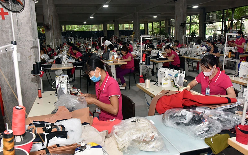 Sản xuất các sản phẩm xuất khẩu tại Công ty cổ phần sản xuất hàng thể thao MXP, tỉnh Thái Bình. (Ảnh ĐĂNG DUY)