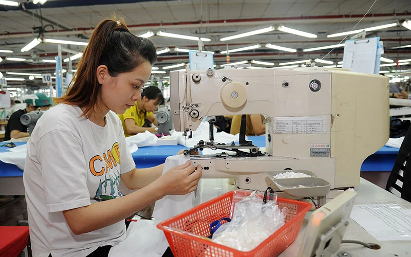 May áo xuất khẩu ở Công ty cổ phần Tổng công ty May Bắc Giang. (Ảnh TRẦN HẢI) 