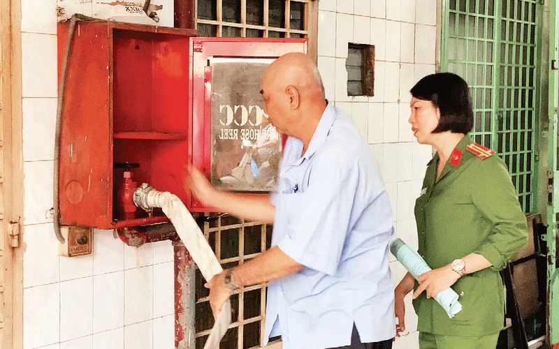 Công an Quận 10 kiểm tra hệ thống phòng cháy, chữa cháy tại cư xá Lý Thường Kiệt.