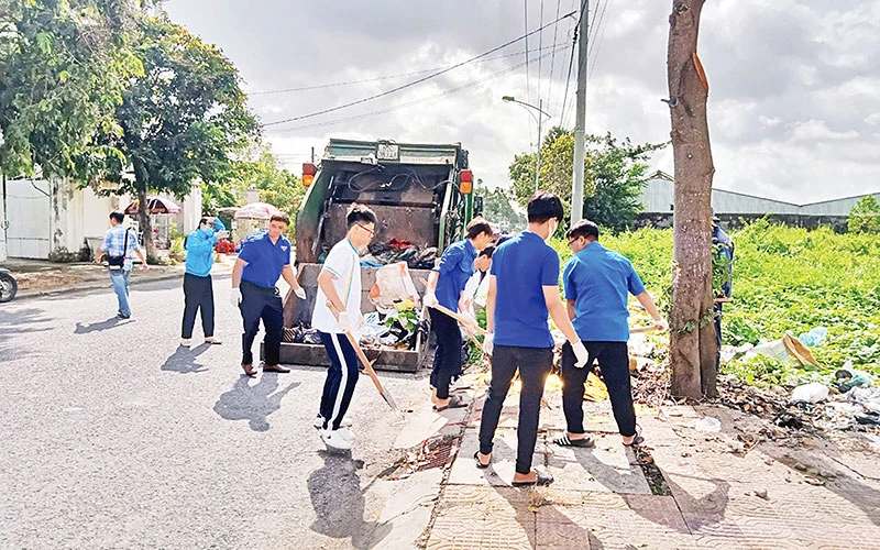 Thanh niên tình nguyện và người dân tham gia vệ sinh môi trường ở thành phố Sóc Trăng, tỉnh Sóc Trăng.