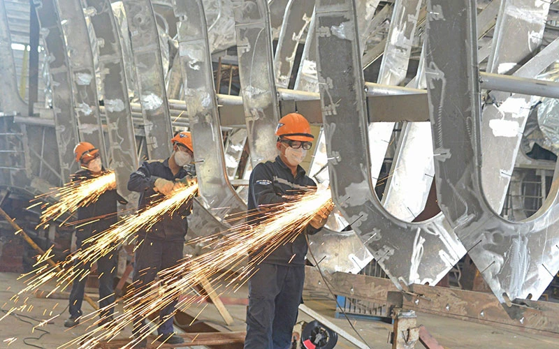 Thi công mài chải đường hàn kết cấu tàu tại Nhà máy Z189, Tổng cục Công nghiệp quốc phòng. (Ảnh Tổng cục Công nghiệp quốc phòng cung cấp)
