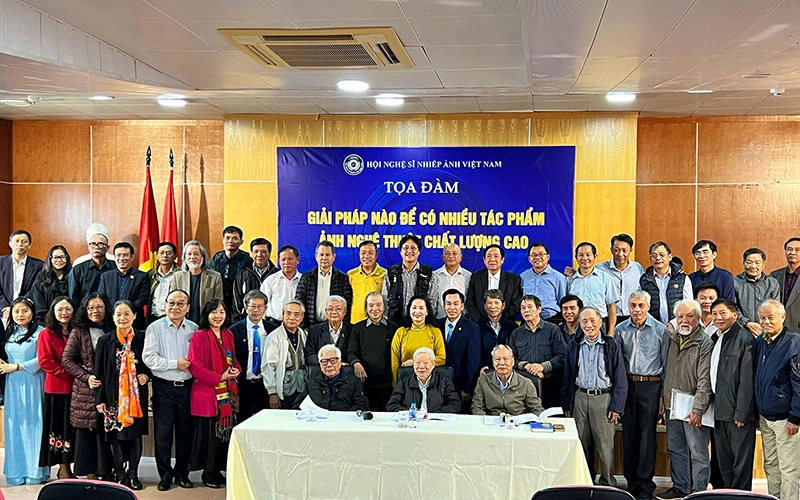 Các đại biểu tại tọa đàm về phát triển ảnh nghệ thuật chất lượng cao.