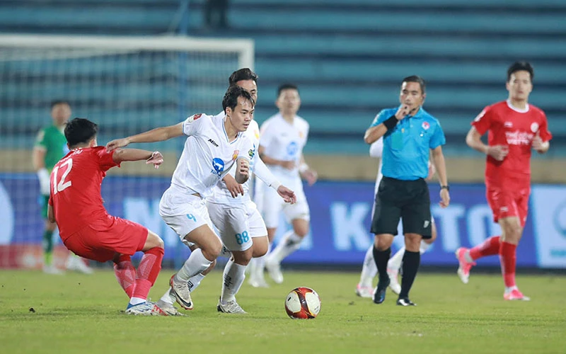 Tiền đạo Văn Toàn (số 9) ghi bàn thắng ấn định chiến thắng 3-0 cho Thép Xanh Nam Định. (Ảnh VPF)