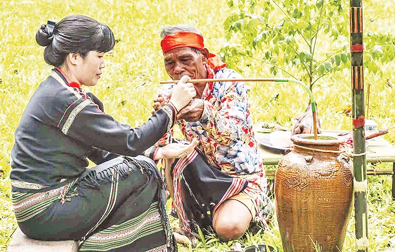 Lễ cúng và đeo vòng đồng cho bà mẹ mang thai của người Ê Đê. (Ảnh BẢO TÀNG ĐẮK LẮK)