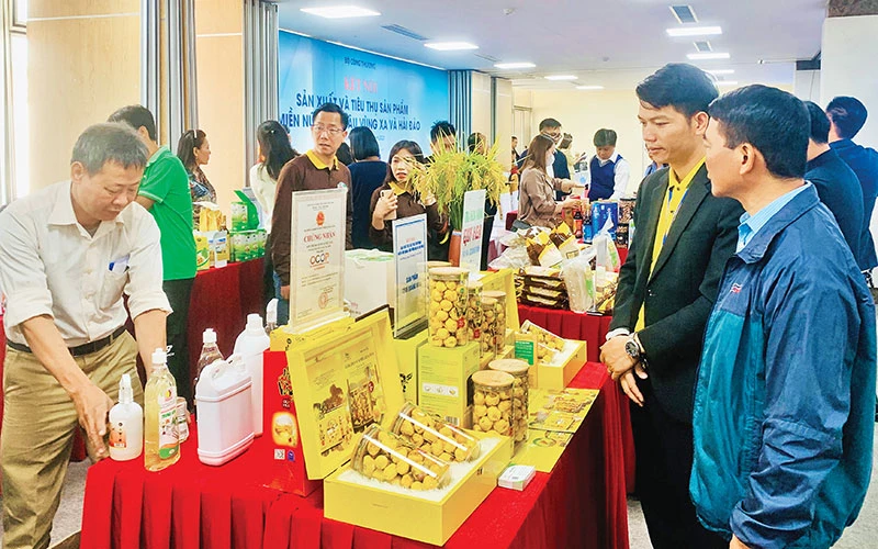 Hoạt động giới thiệu, kết nối sản xuất và tiêu thụ nông sản vùng sâu, vùng xa, miền núi, hải đảo tại Cung Văn hóa Lao động hữu nghị Việt Tiệp (Hải Phòng).