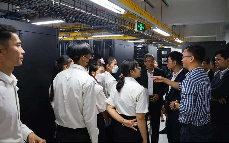 Sinh viên Trường đại học Bách khoa quốc gia Campuchia tham quan, tìm hiểu Trung tâm Điều hành kỹ thuật của Metfone.