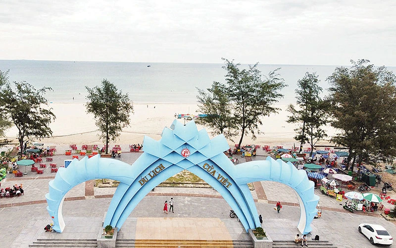 Khu du lịch biển Cửa Việt đang được đầu tư xây dựng, chỉnh trang để thu hút du khách.