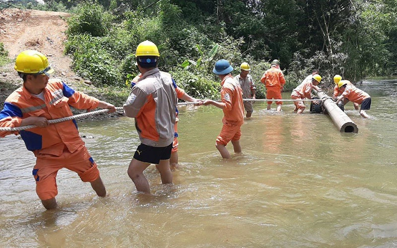 Công ty Điện lực Bắc Kạn thi công kéo điện về vùng cao. (Ảnh CÔNG TY ĐIỆN LỰC BẮC KẠN)
