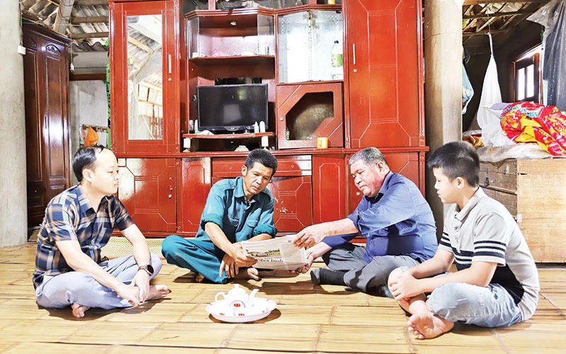Nghệ nhân Ưu tú Bùi Huy Vọng (thứ 2, bên phải sang), người có uy tín ở xóm Bưng Cọi, xã Hương Nhượng, huyện Lạc Sơn tích cực tuyên truyền pháp luật đến người dân trên địa bàn. 