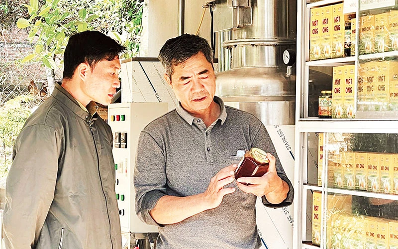 Sản phẩm mật ong Cúc Phương (xã Cúc Phương, huyện Nho Quan, tỉnh Ninh Bình) được dán tem truy xuất nguồn gốc.