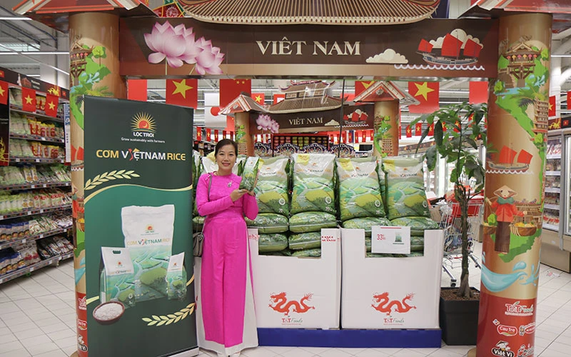 Gạo “Cơm ViệtNam Rice” lên kệ chuỗi siêu thị của tập đoàn phân phối bán lẻ hàng đầu nước Pháp E.leclerc và hệ thống phân phối Carrefour. (Ảnh MINH AN)