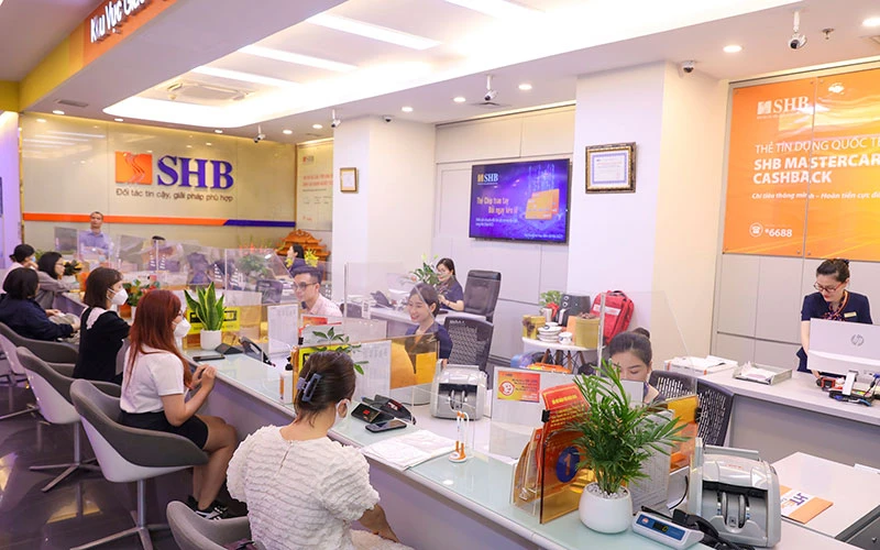 Khách hàng giao dịch tại SHB.