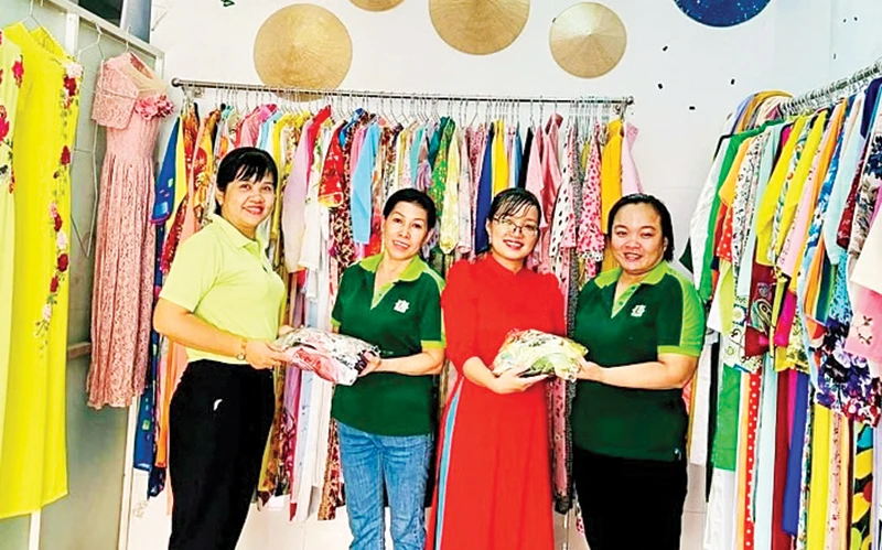 Cửa hàng “Áo dài yêu thương” của Hội Liên hiệp Phụ nữ Phường 13, quận Phú Nhuận.