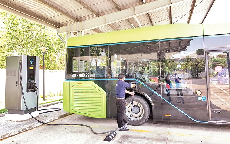 Hệ thống trạm sạc điện cho xe buýt điện của VinBus tại Thành phố Hồ Chí Minh.