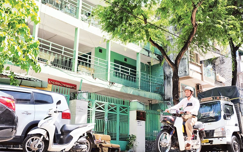 Một trụ sở công bỏ trống nhiều năm sau sáp nhập đơn vị hành chính tại Quận 10 chưa được sửa chữa để sử dụng lại. (Ảnh Thế Anh).
