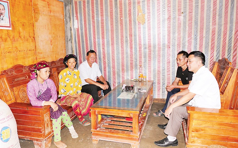 Cán bộ xã Sủng Thài, huyện Yên Minh thăm hỏi, động viên gia đình chị Ly Thị Dính, thôn Lủng Pủng B vừa bỏ tà đạo, quay lại phong tục, tập quán truyền thống người H’Mông. 