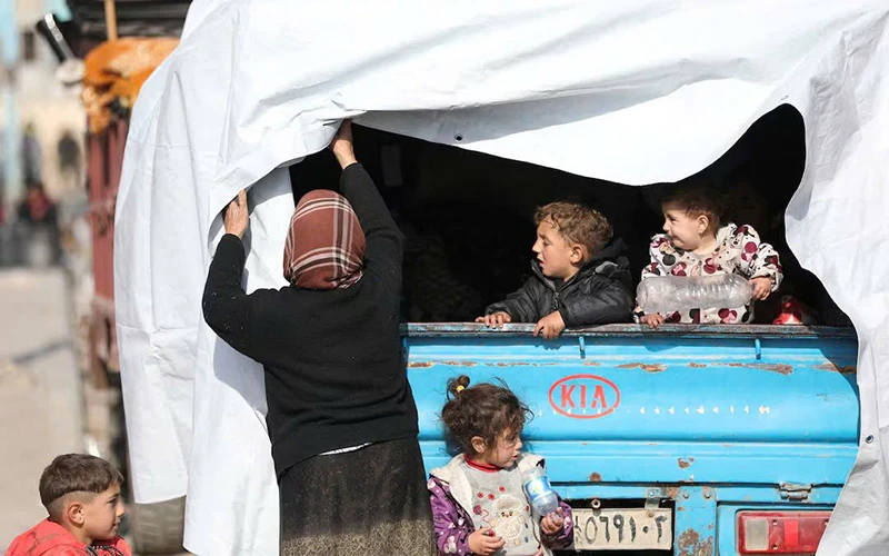Người dân di dời khỏi khu vực Aleppo của Syria để tránh giao tranh. (Ảnh REUTERS)