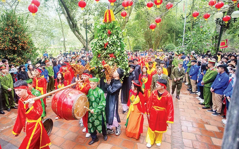 Màn rước lễ vật trong hội Gióng đền Sóc luôn thu hút sự chú ý của khách thập phương.