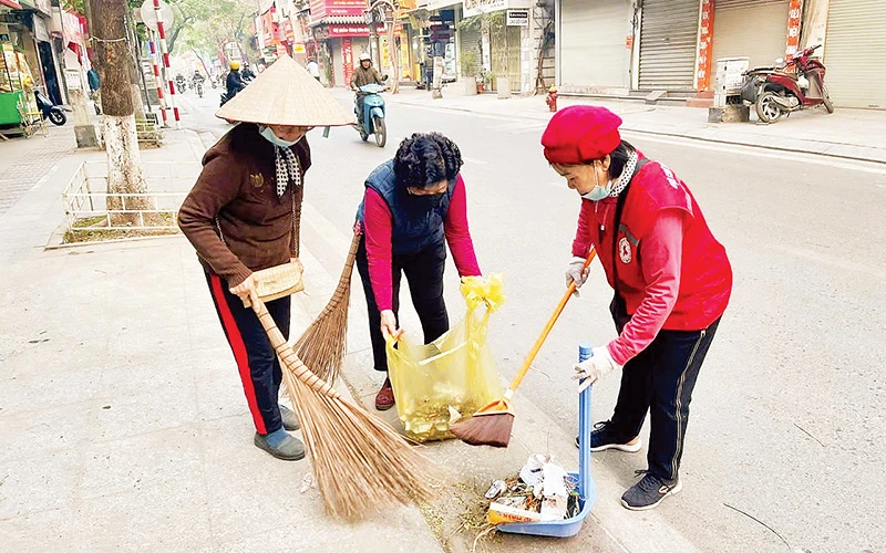 Người dân phường Đội Cấn thu gom rác, giữ gìn vệ sinh môi trường.