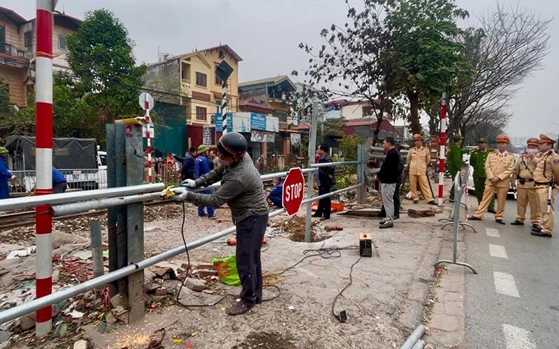 Để bảo đảm trật tự an toàn giao thông đường sắt, chính quyền địa phương cần xóa bỏ triệt để lối đi tự mở, kiên quyết không để tái diễn. 