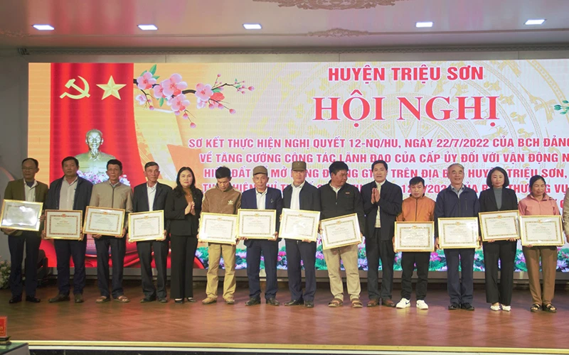 Huyện Triệu Sơn trao thưởng cho các tập thể có thành tích trong vận động nhân dân hiến đất, làm đường giao thông. 