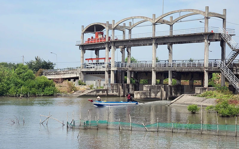 Cống ngăn mặn Xẻo Quao A, xã Nam Thái A, huyện An Biên, tỉnh Kiên Giang sẵn sàng vận hành. 